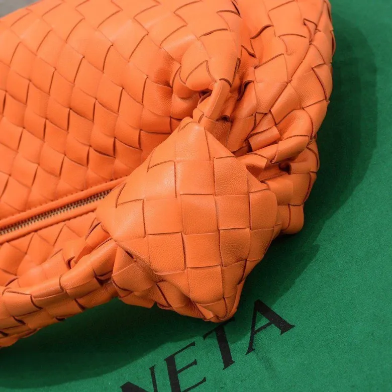 Batch 1460 BV Bottega Veneta 2022 Early Spring New Ladies Medium JODIE Handbag BV Bag 🔥The new method is to round the corners on the original basis and knot the round hobo bag with classic woven leather. The most iconic triangular pull-out design, using sheepskin draped soft shape, is super suitable for concave shapes~ Jodie feels really gentle to people, and is definitely the best item for daily matching. It has the same weave, new elements and twists, and is versatile. It is the new favorite of street style Internet celebrities! Size: 36*21*13 Model: 6697